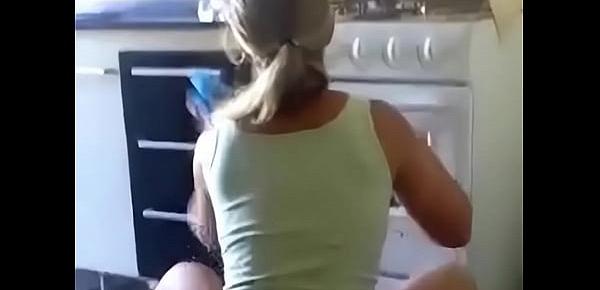  Filho filma a mae limpando a cada de shortinho